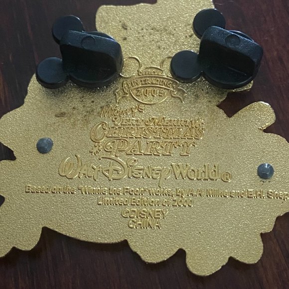 2005 Limited Edition Very Merry Christmas Party Winnie the Pooh Pin - Picture 2 of 3